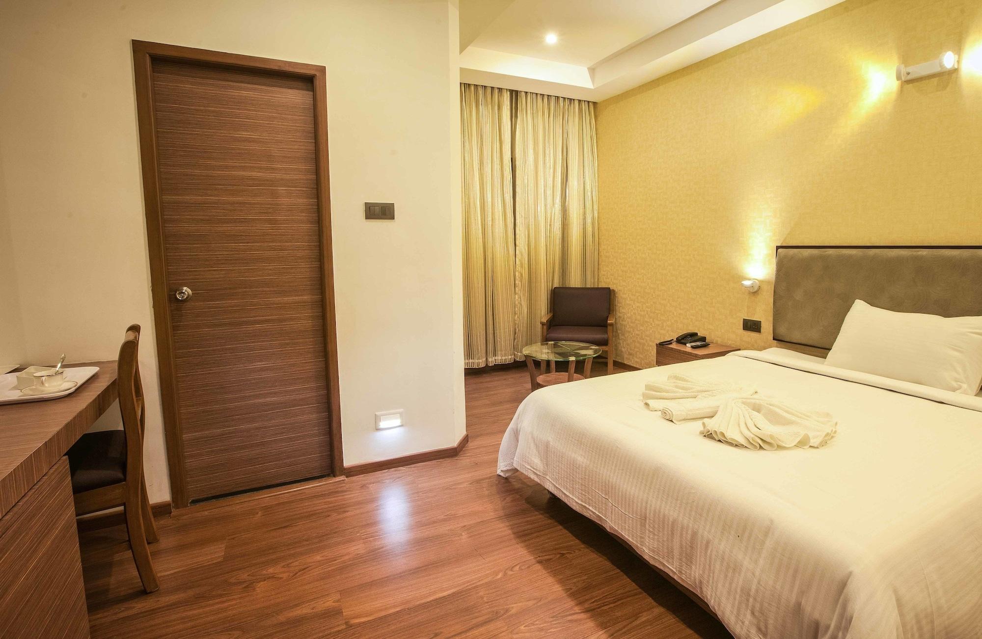 Brownstar Boutique Hotel チェンナイ エクステリア 写真