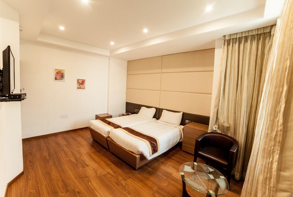 Brownstar Boutique Hotel チェンナイ エクステリア 写真