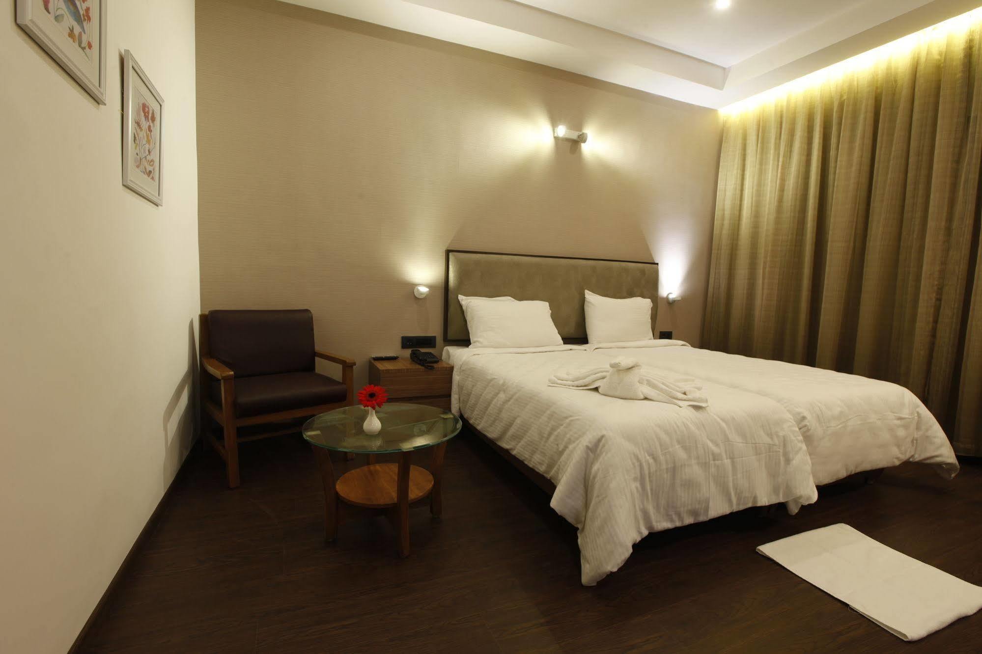 Brownstar Boutique Hotel チェンナイ エクステリア 写真