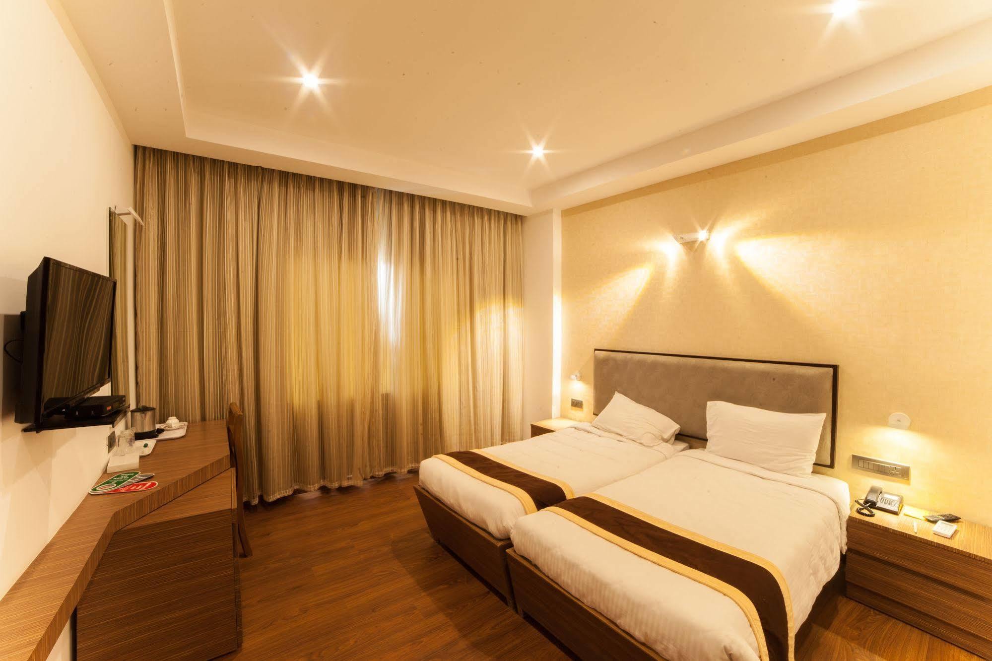 Brownstar Boutique Hotel チェンナイ エクステリア 写真
