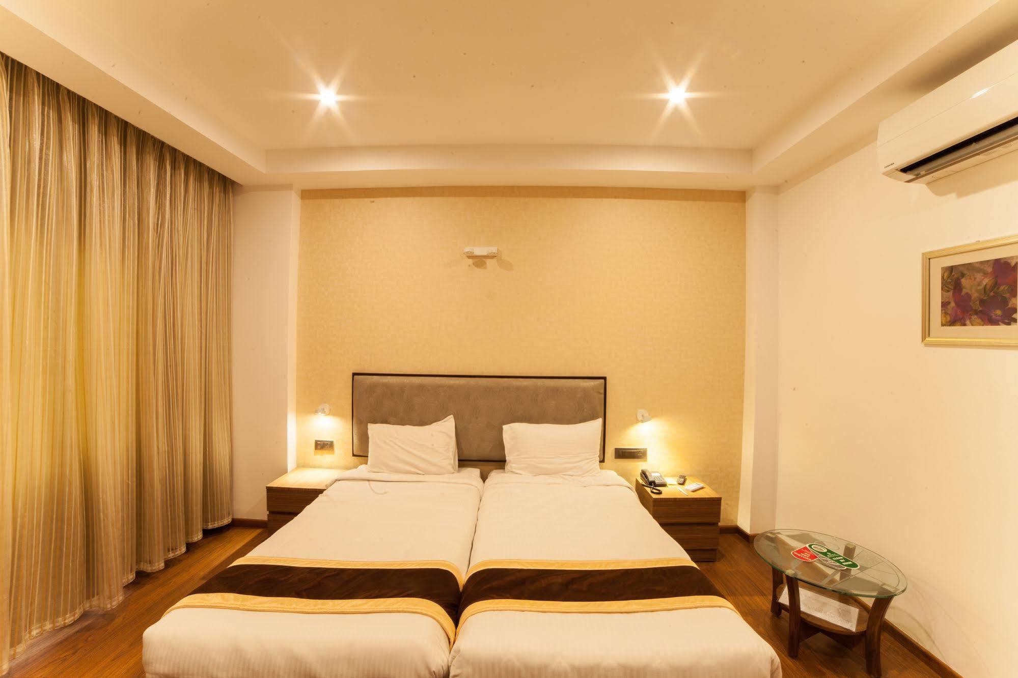 Brownstar Boutique Hotel チェンナイ エクステリア 写真